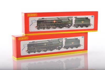 Lot 241 - Pair of Hornby 00 Gauge boxed BR green rebuilt Merchant Navy Class Locomotives and Tenders one with sound (2)