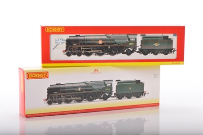 Lot 242 - Pair of Hornby 00 Gauge boxed BR green rebuilt Merchant Navy Class Locomotives and Tenders one with sound (2)