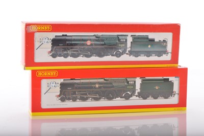 Lot 243 - Pair of Hornby 00 Gauge boxed BR green rebuilt Merchant Navy Class Locomotives and Tenders (2)