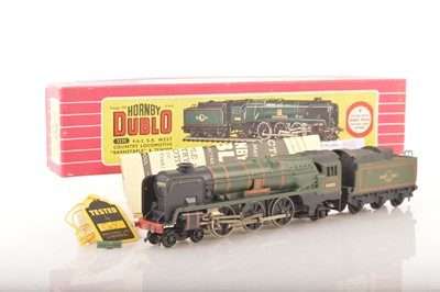 Lot 309 - Hornby-Dublo 00 Gauge 2-Rail Boxed 2235 BR green West Country Class 34005 'Barnstaple' Locomotive and tender