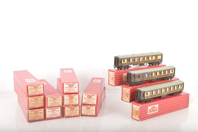 Lot 324 - Hornby-Dublo 00 Gauge 2-Rail Boxed Super Detail Pullman Cars (13)