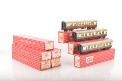 Lot 325 - Hornby-Dublo 00 Gauge 2-Rail Boxed Super Detail BR WR Coaches including late issue Restaurant Car (8)