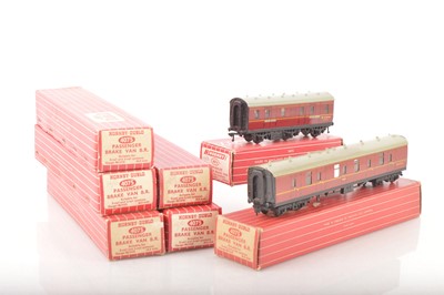 Lot 327 - Hornby-Dublo 00 Gauge 2-Rail Boxed Super Detail BR maroon Stove 6-wheel Van and six Full Parcels Coaches (7)