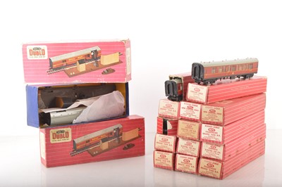 Lot 328 - Hornby-Dublo 00 Gauge 2-Rail boxed Super Detail BR maroon  Coaches (17)