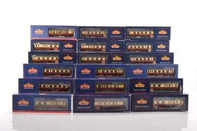 Lot 372 - Bachmann boxed 00 Gauge BR crimson and cream Mk1 Coaches (18)