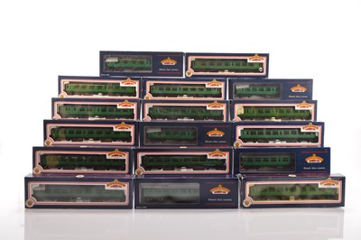 Lot 374 - Bachmann boxed 00 Gauge BR SR green Bullied 63' Corridor Coaches (17)