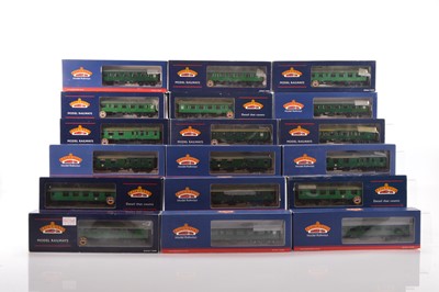 Lot 375 - Bachmann boxed 00 Gauge BR SR green MK1 Coaches (18)