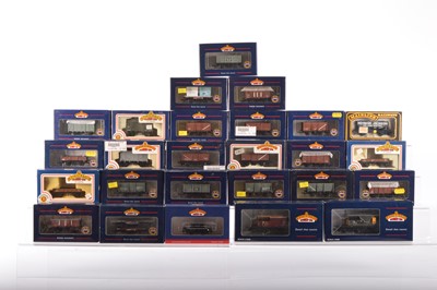 Lot 384 - Bachmann boxed 00 Gauge mixed mainly BR Goods Rolling Stock (26)