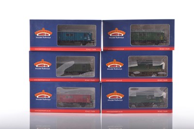 Lot 388 - Bachmann boxed 00 Gauge BR and Southern Railway Utility Vans and Horse Box (6)