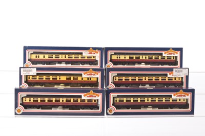 Lot 391 - Bachmann boxed 00 Gauge BR crimson and cream Bullied 63' Coaches  and Parcels Van (6)