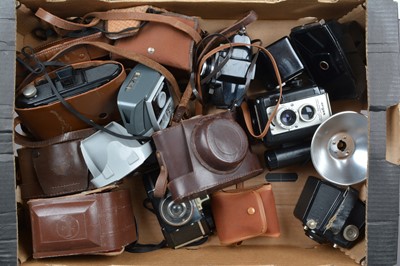 Lot 397 - A Tray of Bakelite Cameras