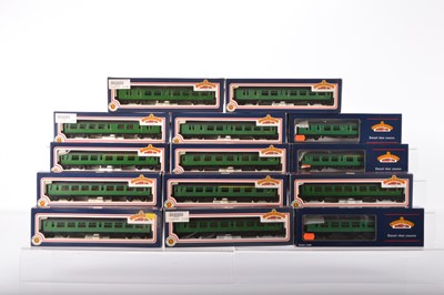 Lot 395 - Bachmann boxed 00 Gauge BR green Bulleid  Coaches (14)