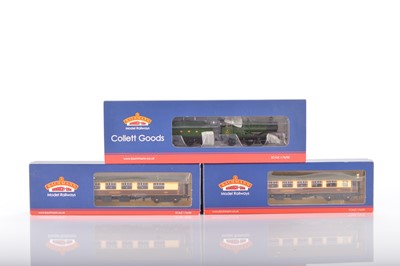 Lot 414 - Bachmann boxed 00 Gauge GWR Green Collett Locomotive and Tender and Two Pullman Coaches (3)