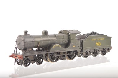 Lot 452 - A superb DJH Kitbuilt 00 Gauge SR lined green L Class  4-4-0 Locomotive and Tender