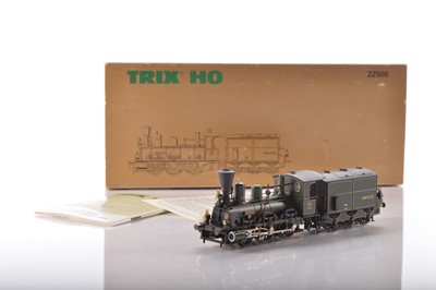 Lot 537 - Trix HO Gauge 22500  B VI K.Bay Sts B  lined green 0-6-0 'Murnau' steam Locomotive and 6 wheel tender