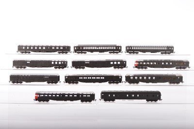 Lot 616 - The following  ….. Lots are from the Rivarossi Archive Eleven Rivarossi unboxed American HO Gauge unpainted coaches with olive green plastic sides and clear plastic roofs  (11)