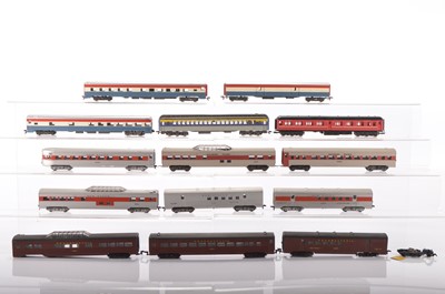 Lot 623 - Rivarossi unboxed American HO Gauge various Railroads Coaches including early examples with metal bogies (13)