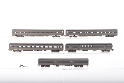 Lot 626 - Rivarossi unboxed American HO Gauge Union Pacific and Overland two tone grey Coaches (5)