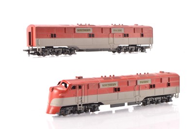 Lot 679 - Hobbytown of Boston heavy metal unboxed American HO Gauge Southern Pacific grey and red motorised A unit and unpowered B Unit EMD Type Diesel Locomotive (2)