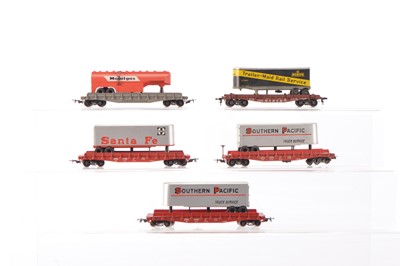 Lot 688 - Rivarossi and Penn Line unboxed American HO Gauge bogie flat cars with various Companies Lorry Trailer Loads (5)