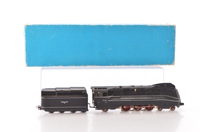 Lot 696 - A boxed vintage Marklin HO Gauge 3-rail German (DR) Streamlined 4-6-2 Locomotive and Tender
