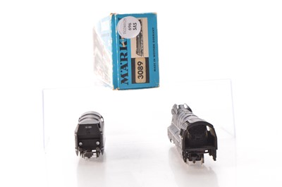 Lot 696 - A boxed vintage Marklin HO Gauge 3-rail German (DR) Streamlined 4-6-2 Locomotive and Tender