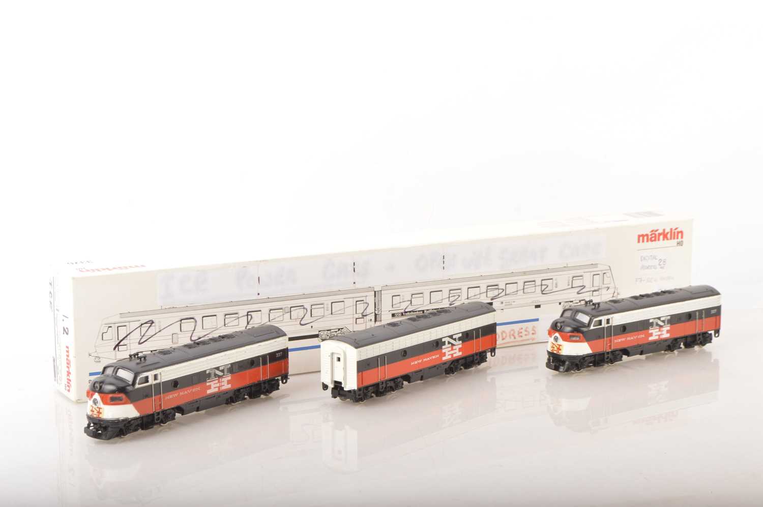 Lot 712 - A three-part vintage Marklin HO Gauge 3-rail