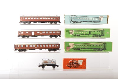 Lot 715 - Vintage Marklin HO Gauge 3-rail Swedish (SJ) Coaching Stock and Tank Wagon (4)