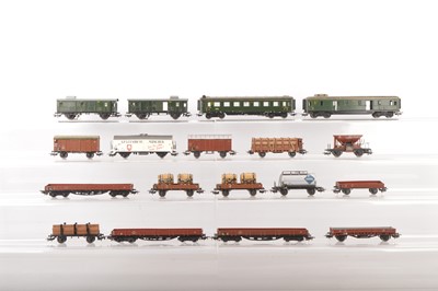 Lot 722 - Boxed Vintage Marklin HO Gauge 3-rail German Rolling Stock (18)