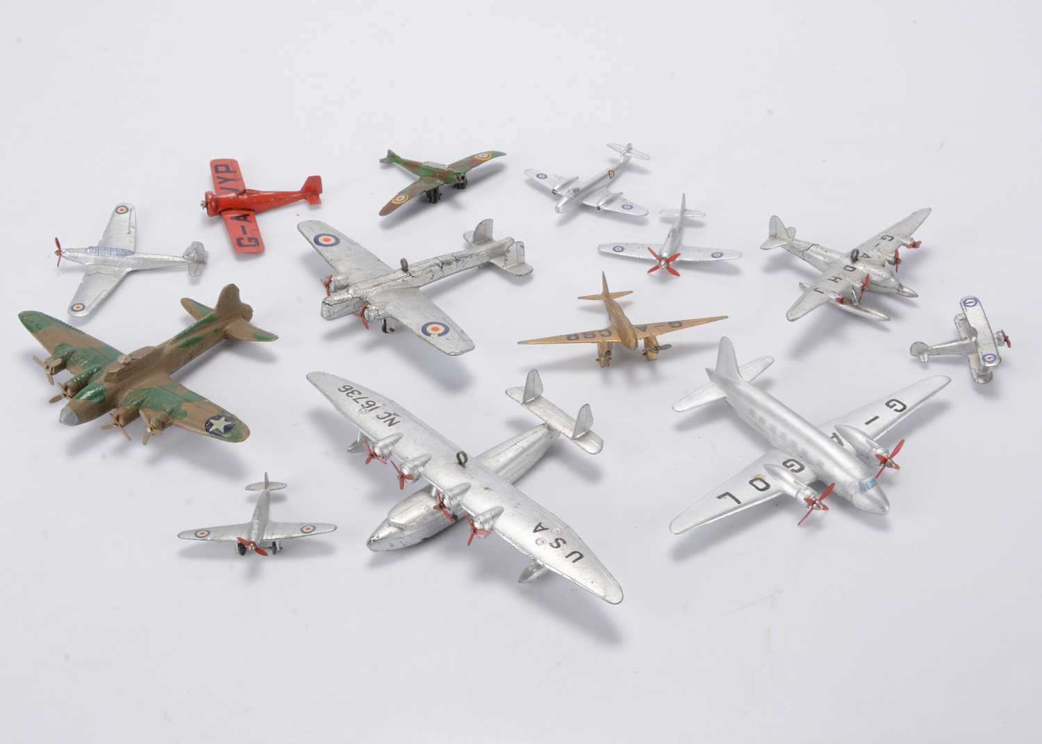 Lot 37 - Pre & Post-War Dinky Toy Aircraft