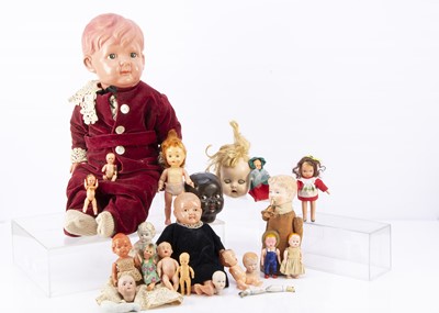 Lot 213 - A small quantity of dolls