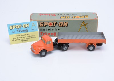 Lot 118 - A Tri-ang Spot-On No.106A/1 Austin Articulated Flat Truck