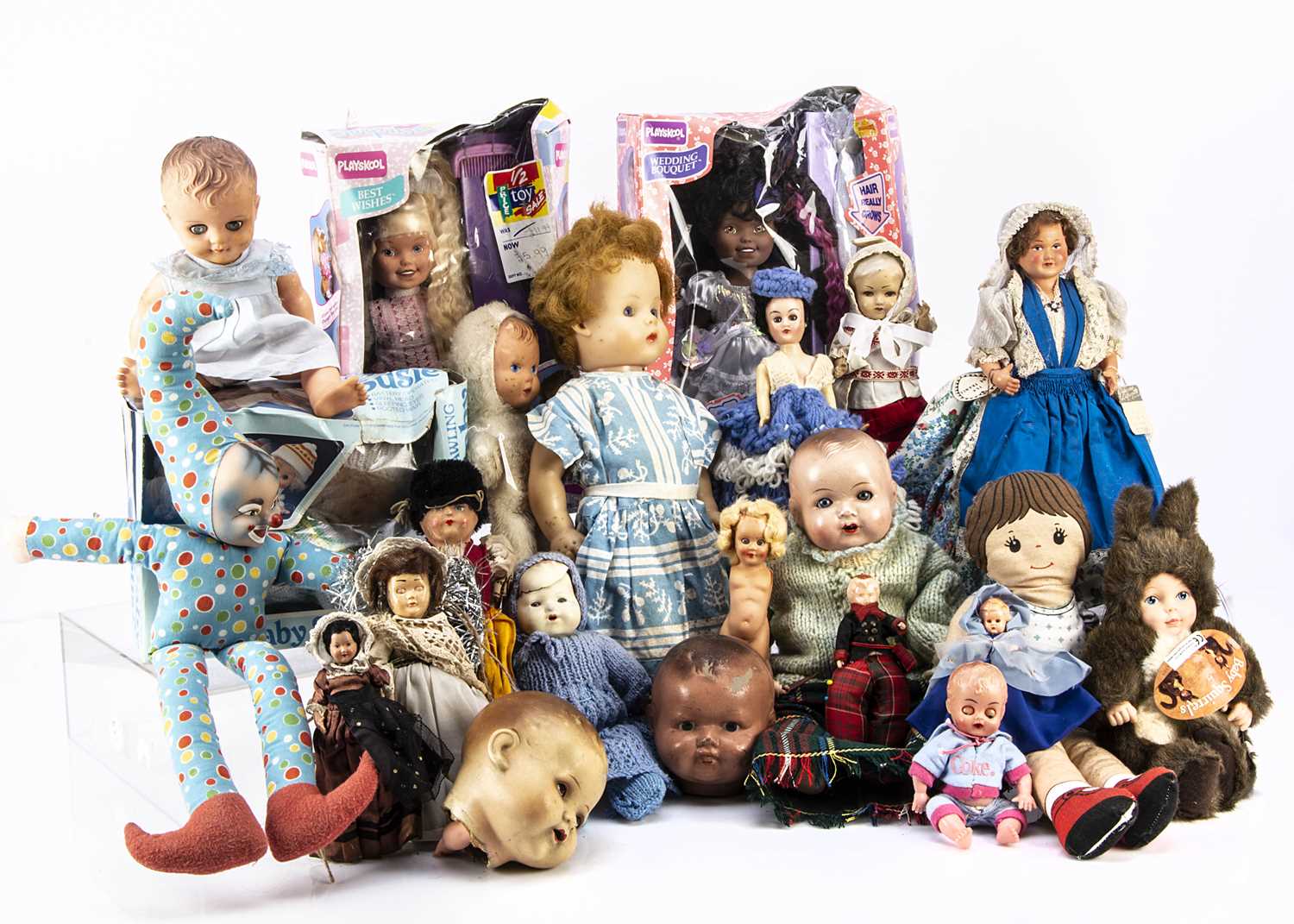 Lot 215 - A quantity of dolls