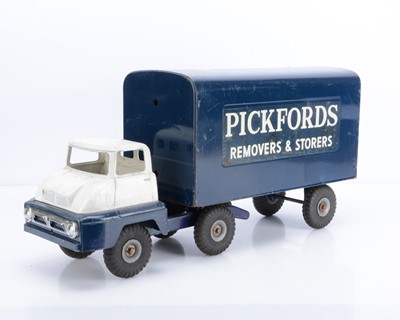 Lot 343 - An Unboxed Tri-ang Pressed Steel Articulated Pantechnicon