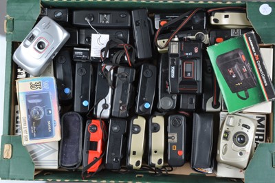 Lot 570 - A Tray of Compact Cameras