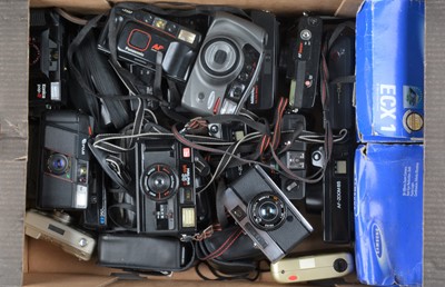 Lot 572 - A Tray of Compact Cameras