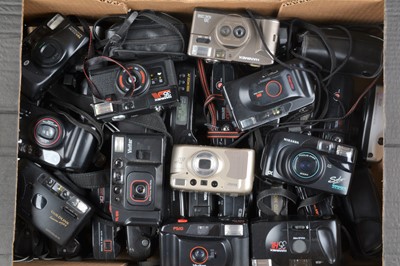 Lot 577 - A Tray of Compact Cameras