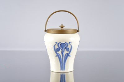 Lot 22 - An Art Nouveau period Villeroy & Boch biscuit barrel