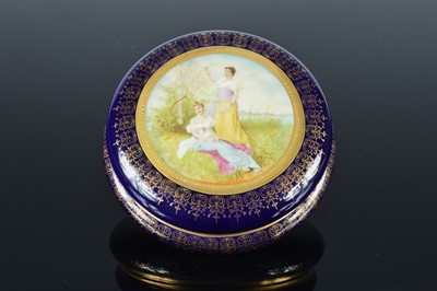 Lot 40 - An early 20th century Vienna porcelain circular box