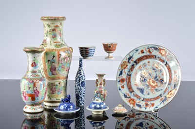 Lot 191 - A mixed lot of Chinese and Japanese porcelain items