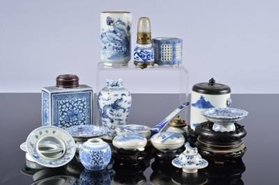 Lot 204 - A collection of Chinese blue and white porcelain items