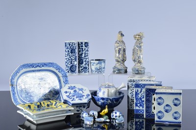 Lot 205 - A collection of Chinese blue and white and other porcelain and ceramic items