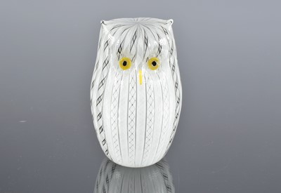 Lot 236 - A modern glass owl from Twists Glass