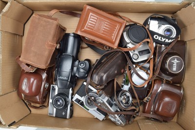 Lot 44 - A Tray of Various Cameras