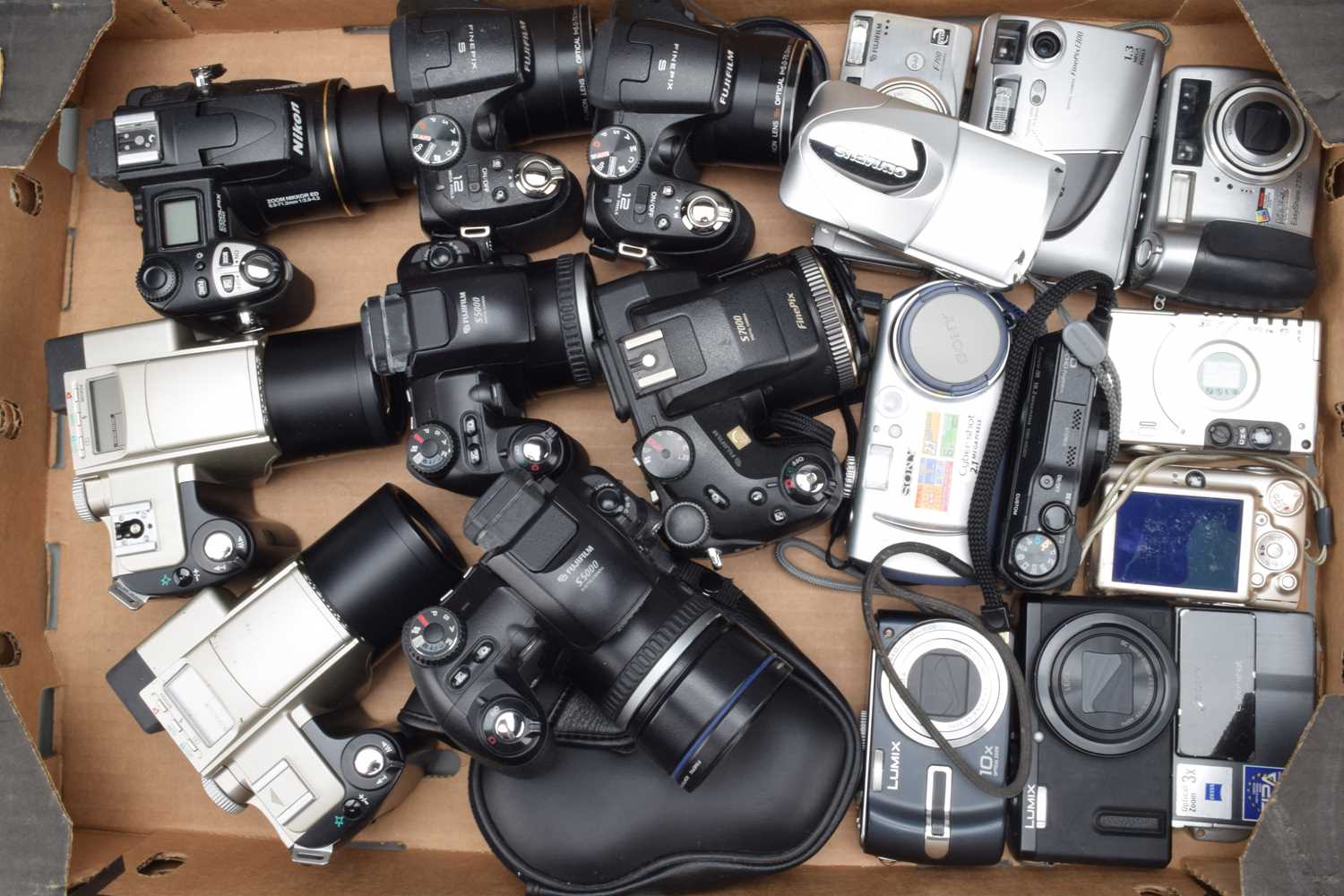 Lot 131 - A Tray of Digital and Compact Digital Cameras