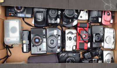 Lot 132 - A Tray of Compact Cameras