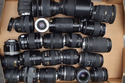 Lot 134 - A Tray of AF Lenses