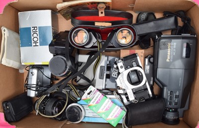 Lot 153 - A Tray of Various Cameras