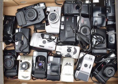 Lot 261 - A Tray of Compact Cameras