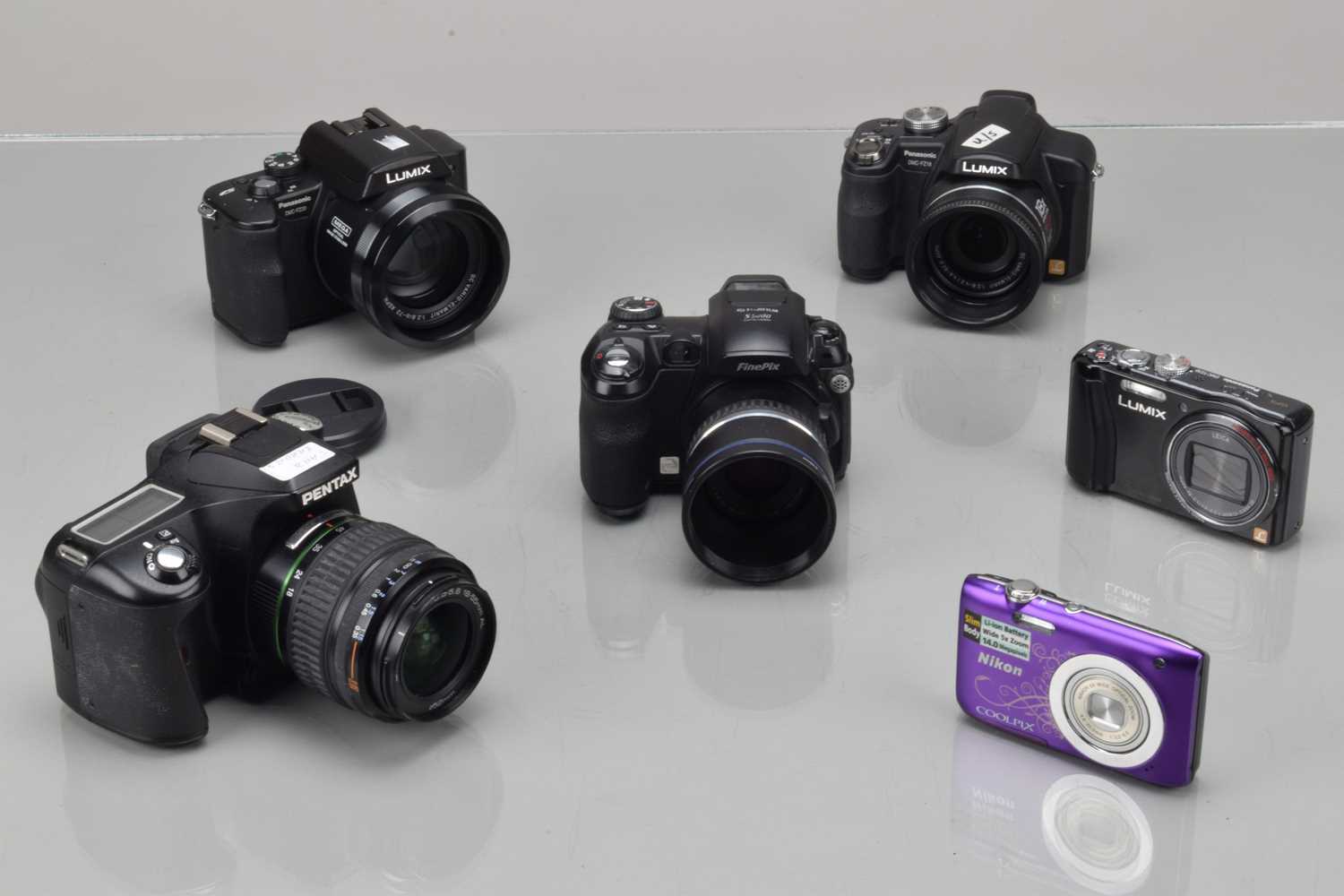 Lot 444 - A Tray of Digital Cameras